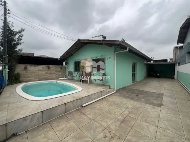 Casa com piscina, com 03 dormitórios, localizada no bairro Cidade Nova - Itajaí/SC