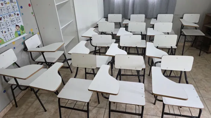 Vende-se cadeiras escolares. 