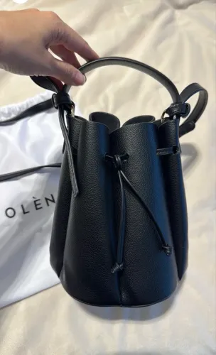 Bolsa preta flor inspirada Polene
