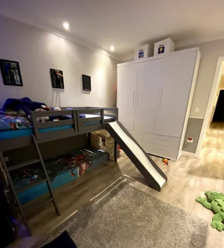 Cama alta com escorregador para criança 
