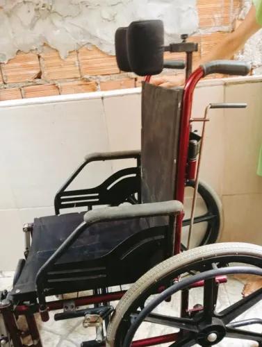Vende-se cadeira de rodas 500,00