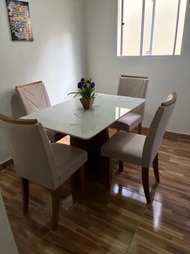? Mesa de Jantar com 4 Cadeiras - Elegância e Conforto