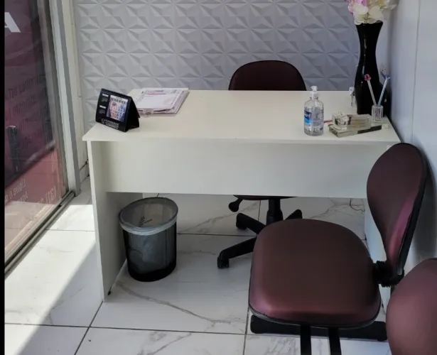 Mesa para recepção ou estudos 
