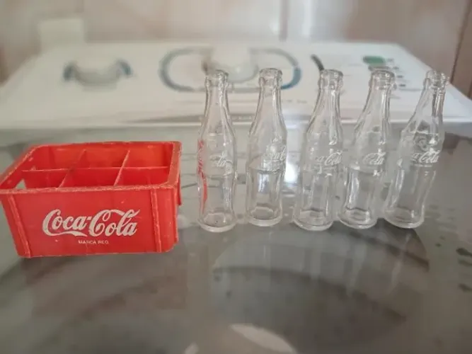 miniatura de caixa de coca cola com 5 garrafas