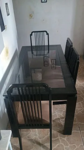 Jogo de mesa com 4 cadeiras