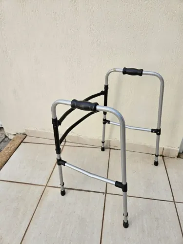 Cadeira de banho + Andador + Bengala R$200,00