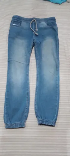 calça jeans estilo jogger infantil de lavagem clara, apresentando cós elástico
