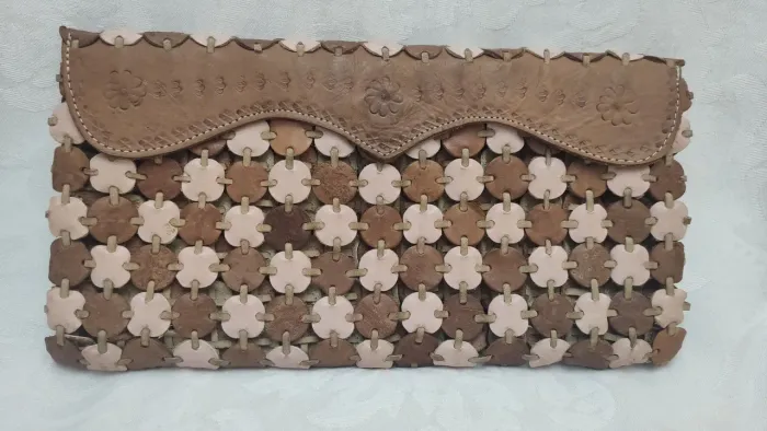 Bolsa clutch artesanal em couro feira a mão