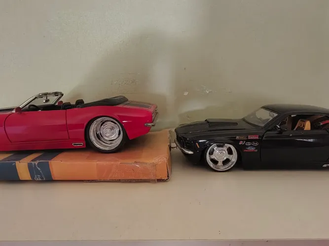 Miniatura 1/24 Camaro 1967 vermelho + Mustang 1970 preto com amarelo zeras sem detalhes.