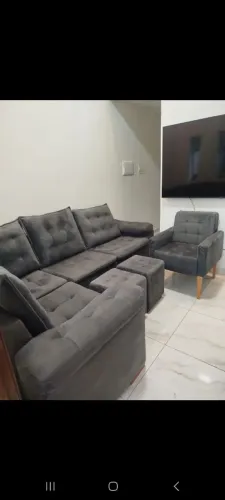 Vende-se esse sofá com os pufs e a poltrona, mas vendemos separados também 