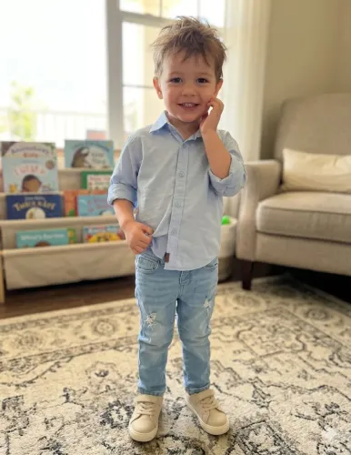 Camisa em tecido e calça jeans 3 anos