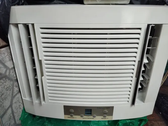 Ar Electrolux digital 10 BTUs 110 volts semi novo 550,00