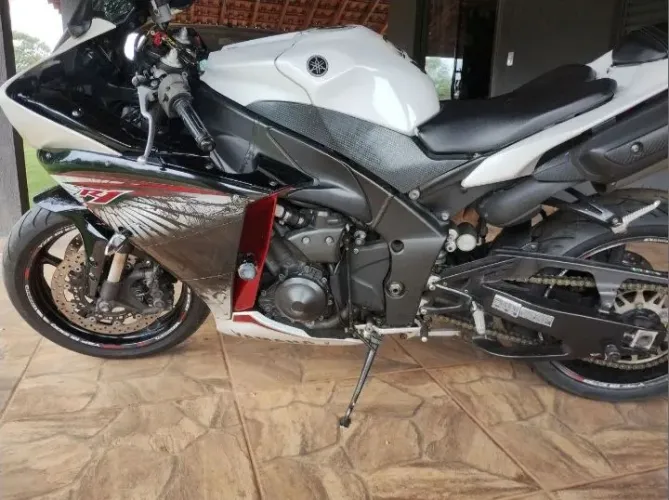 Vende-se R1 ano 2013 moto em ótimo estado