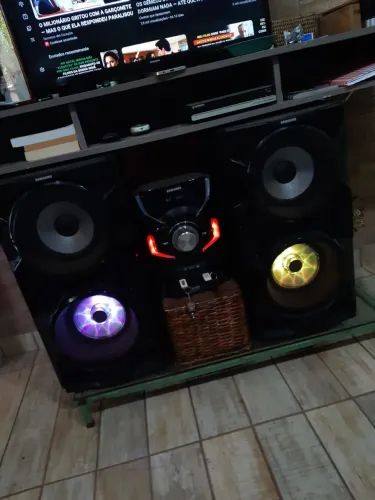 Som da Samsung top ótimo estado tem bluetooth controle led nas caixa ?