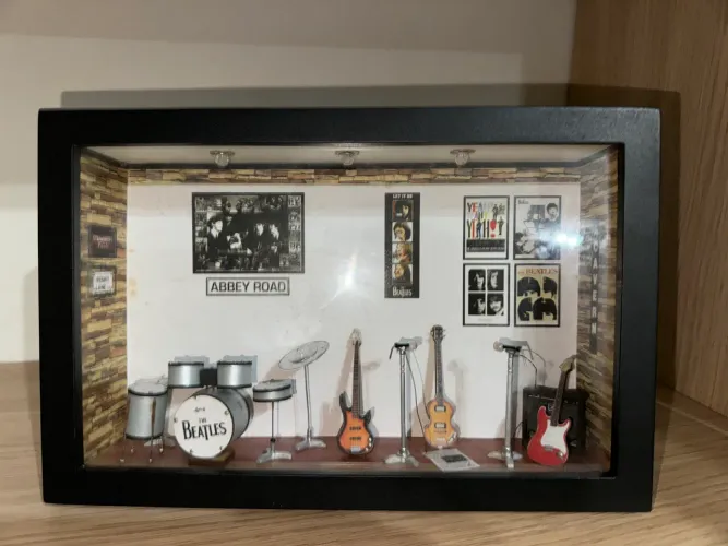 Quadro miniatura com studio e instrumentos Beatles