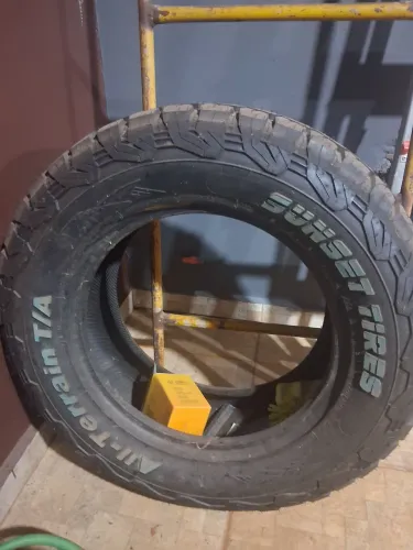 Pneu para camionetes novo nunca montado pela metade do valor $ 600,00  com nota fiscal com