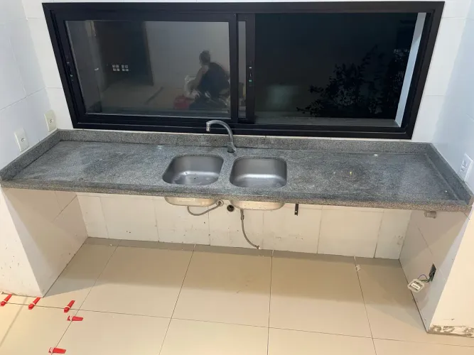 Bancada Granito 2,41x0,60 + 2 Cubas Inox + Torneira Monocomando