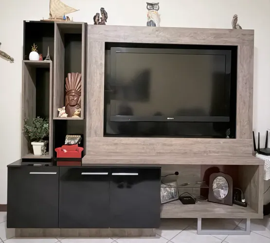 Rack de muita qualidade e ótimo espaço nas 3 portas. Suporta tv até 43