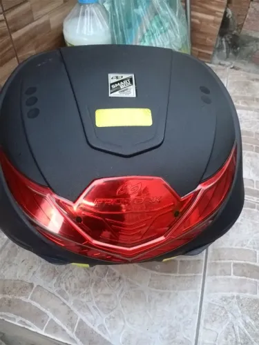 Baú universal para moto