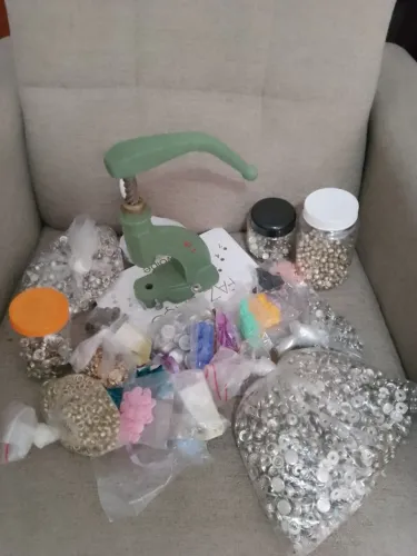Trocar material de costura, por máquina de costura de preferência a pretinha antiga.