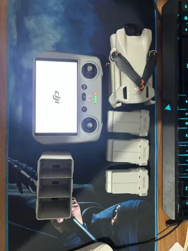 DJI Mini 3 + Controle com Tela (DJI RC) - Apenas 13 voos - Impecável