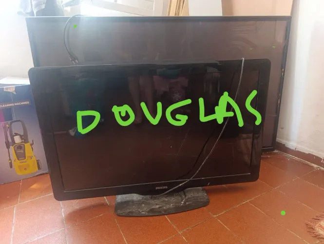 TVs com defeito ( a maior apenas não liga e a menor tá funcionando normal)