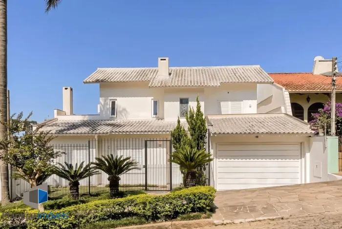 Casa Reformada com Piscina, 370m², 2 Suítes com Closet no Três Figueiras POA