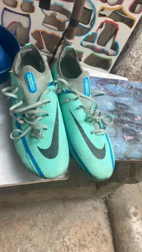 chuteira Nike Phantom GX para campo, tamanho 41.