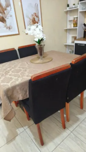 Mesa preta espalhada com 6 cadeiras