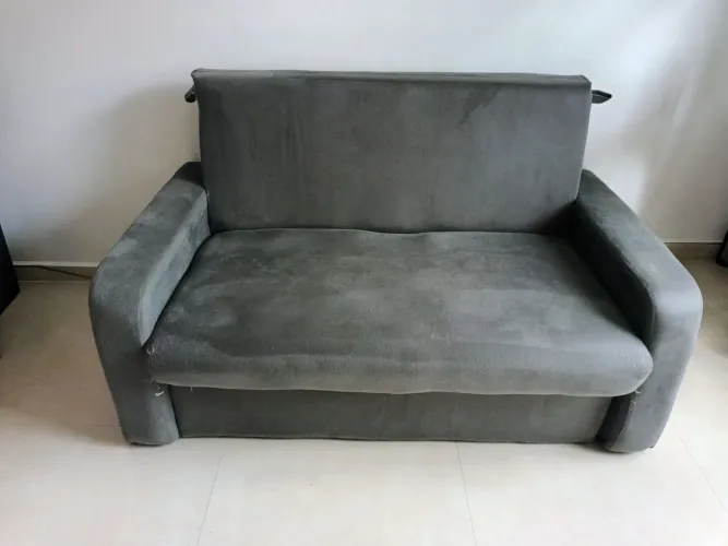 SOFÁ CAMA 2 LUGARES,  COM BAÚ. 