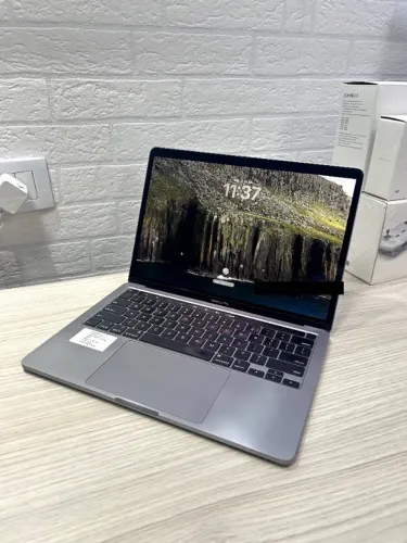MacBook Pro 13" Intel Core i7 16Gbs RAM Tbs SSD