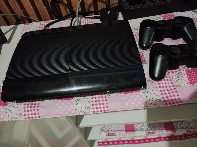 PS3 Super Slim Completo 2 Controles HD 750Gb