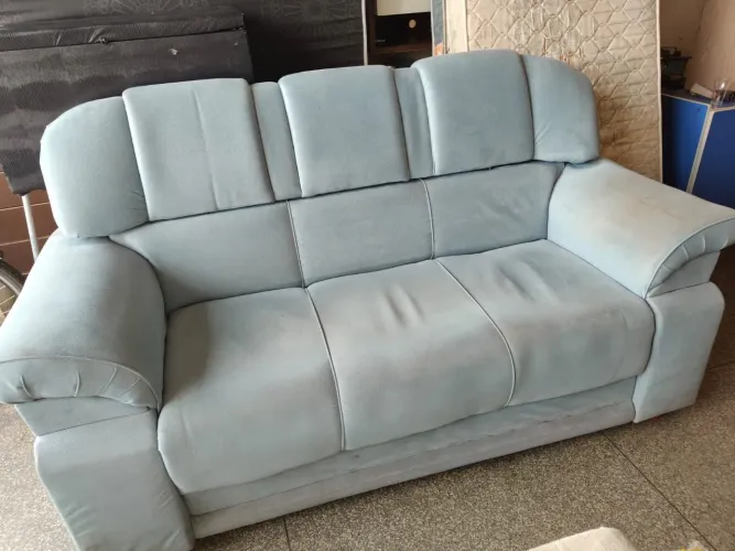 Sofá de 3 lugares Azul bem clarinho 2mts x 0.75 usado marcas de uso ((ENTREGO GRATIS))
