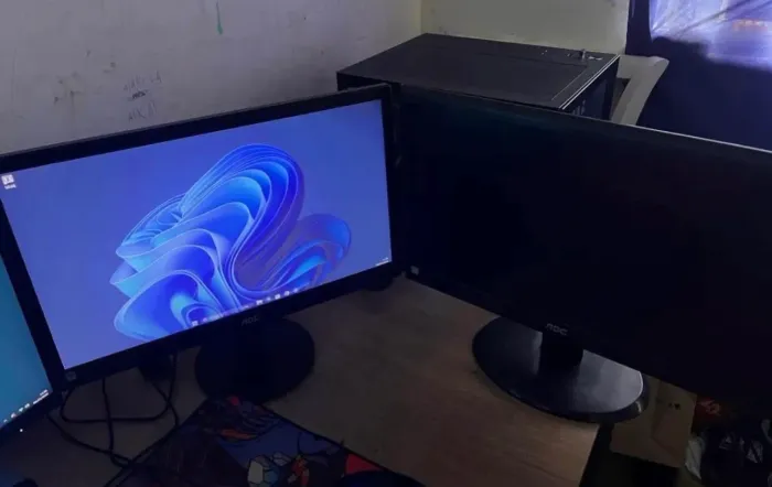 Vendo 2 monitores 18 polegadas 60 Hz VGA