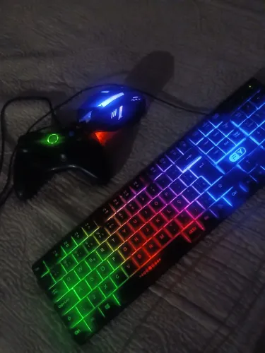 KIT TECLADO E MOUSE CKM ILUMINAÇÃO RGB, UM HUB USB TIPO C, E UM CONTRLLE DE XBOX 360