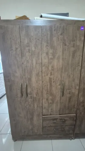 Guarda roupa cor amadeirado, 4 portas e 2 gavetas