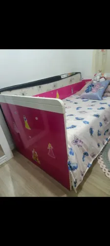 Cama de solteiro com cama auxiliar