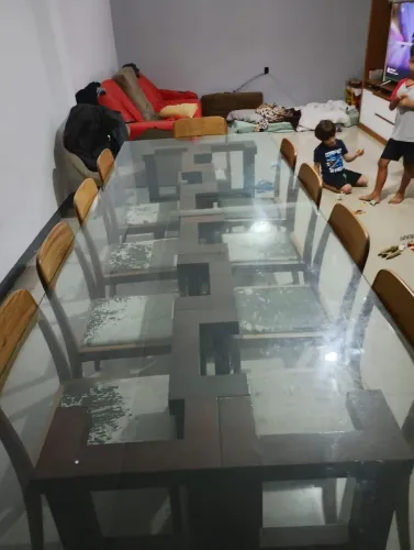 Linda mesa de vidro com 10 cadeiras 
