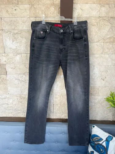 Calça jeans preta Guess, tamanho 44