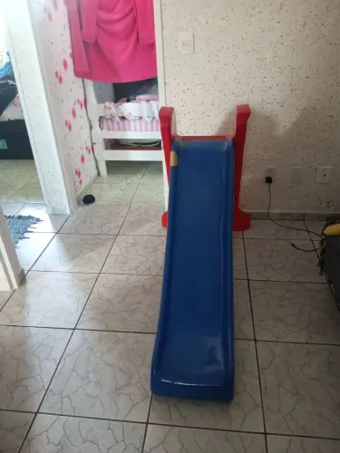 Escorregador infantil sem detalhes 