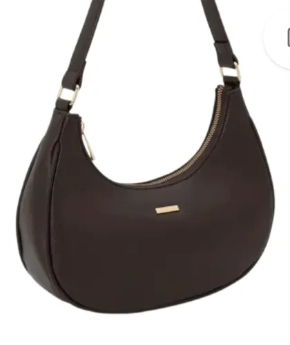 Bolsa ombro e mão marrom