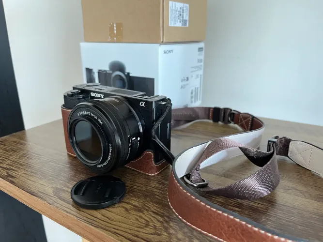 Sony ZV-E10 + Lente 16-50mm + Acessórios (Usada em ótimo estado)
