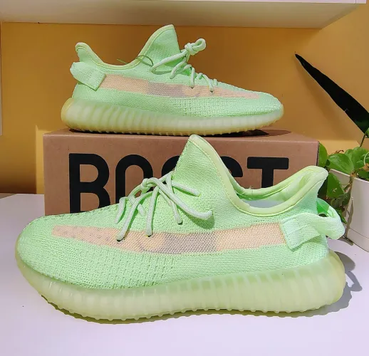Tênis Adidas Yeezy boost 350 V2 glow in the dark