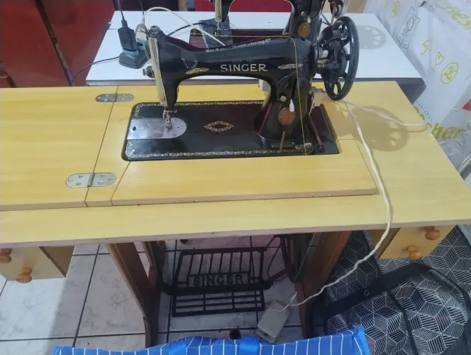 Máquina doméstica Singer pretinha completa