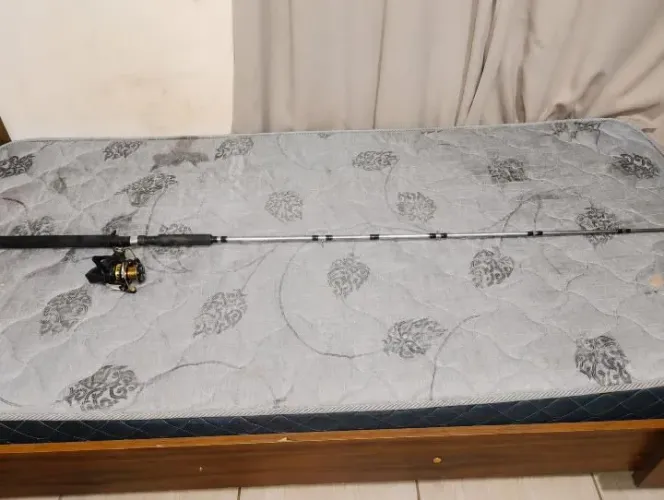 Vara de pesca com molinete