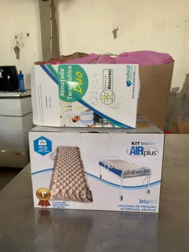 colchão pneumático anti-escaras com compressor da marca DellaMed