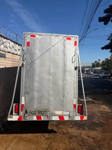 Carretinha baú com rampa