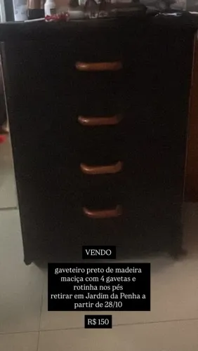 gaveteiro preto de madeira maciça com 4 gavetas e rotinha nos pés