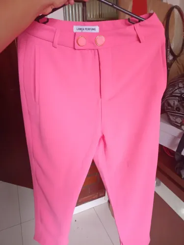 Calça social rosa lança perfume