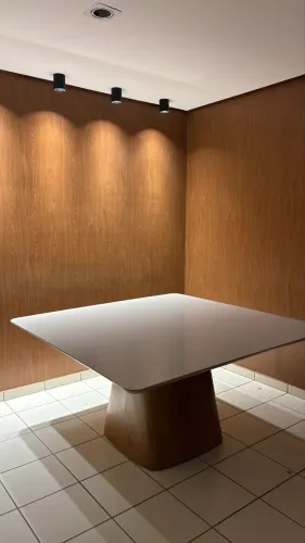 Mesa Quadrada em Madeira Maciça